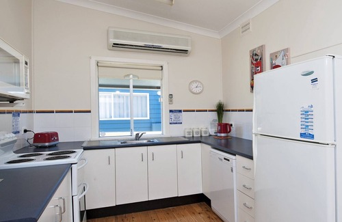 Fingal Bay House | Fingal Beach Shack – walk to beach