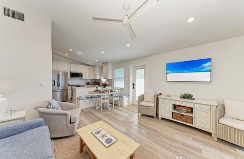 Ilexhurst House | Fins to the Left: Gulf of Mexico! On Beach!