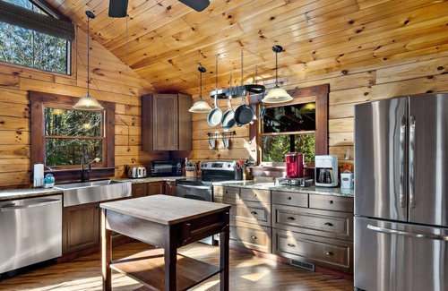 Vein Mountain Cabin | Fiona's Forest Haven by Carolina Properties