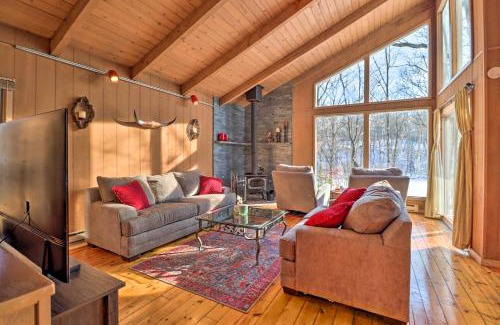 East Stroudsburg House | Fire Pit and Grill Lakefront Poconos Cottage!