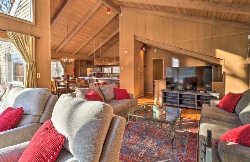 East Stroudsburg House | Fire Pit and Grill Lakefront Poconos Cottage!