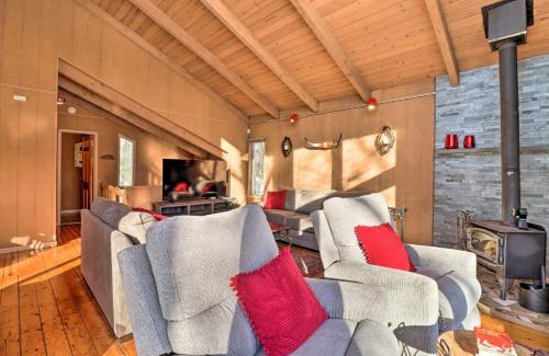 East Stroudsburg House | Fire Pit and Grill Lakefront Poconos Cottage!