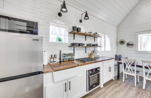 Rusk Cabin | Fire Pit, Deck & Grill: Charming Rusk Cabin!