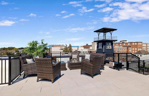 Cannonborough Elliotborough Condo | Fire Tower | 1BR Hideaway in Downtown CHS with TV!