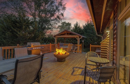 Ashland Cabin | Fireside Cabin w/Hot Tub. 2 Bedrooms w/3 Queen Beds. Spacious and Pet Friendly!