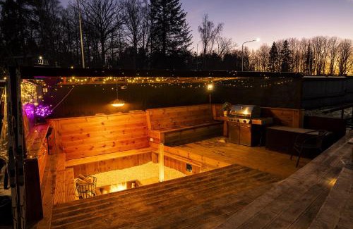 Farsta House | Fireside Lodge near Golf, Ski & Lake