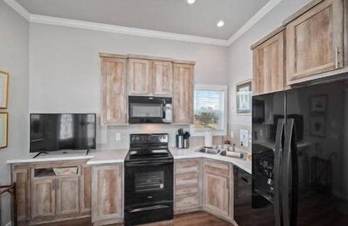 Fredericksburg Cottage | Firewheel - 051