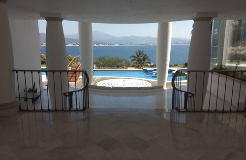 La Punta House | First Class Executive Retreat, Staff of Five, Sleeps up to 12