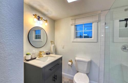 Town N County Park Apartment | First Class Landing, 2BR, 7 TPA Airport, AC, Free Pkng, Wine, Fast Wi-Fi