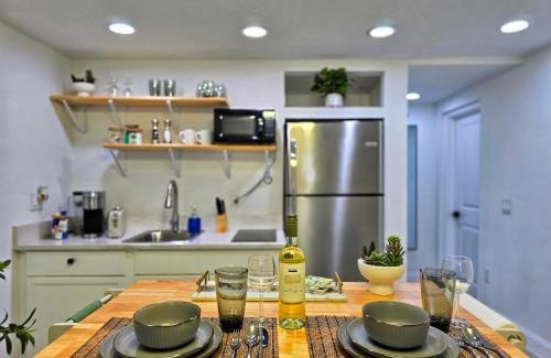 Town N County Park Apartment | First Class Landing, 2BR, 7 TPA Airport, AC, Free Pkng, Wine, Fast Wi-Fi