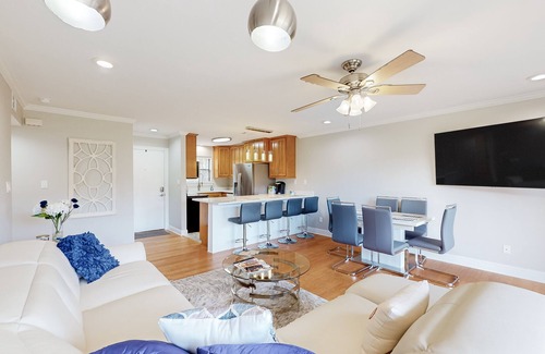 Diamondhead Condo | First-floor updated condo with pool, tennis court, balcony, & AC - dog-friendly