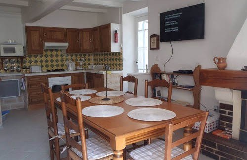 Mortagne-sur-Gironde Cottage | Fisherman's Cottage with WiFi and views to the harbour.