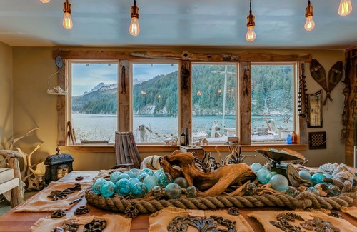 Homer Cabin | Fisherman's Cabin, beach front, Artist, Fishing, Glacier, Kayaking, Bear Viewing