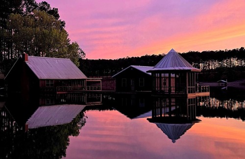 Louisville Cabin | Fisherman's Paradise on 120-acre Private Lake