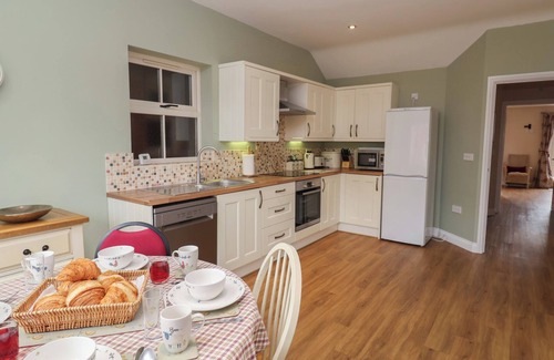 Ipswich Cottage | FISHERMAN'S REST, pet friendly, with a garden in Ipswich