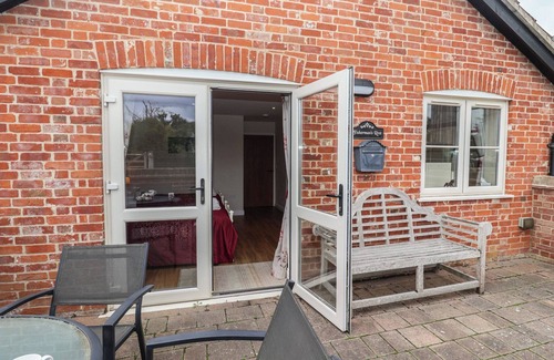 Ipswich Cottage | FISHERMAN'S REST, pet friendly, with a garden in Ipswich