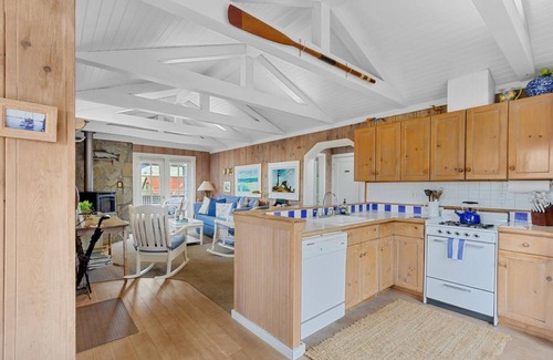 Salmon Creek Cabin | Fishermans Cottage~Classic Coastal Cottage in Bodega Bay, Walk to Beach/WiFi