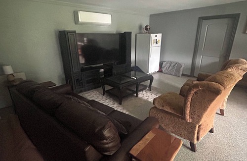 Mead House | fishing ~ plenty of parking ~ 1/2 mile to marina ~ 5 min to new WestBay casino