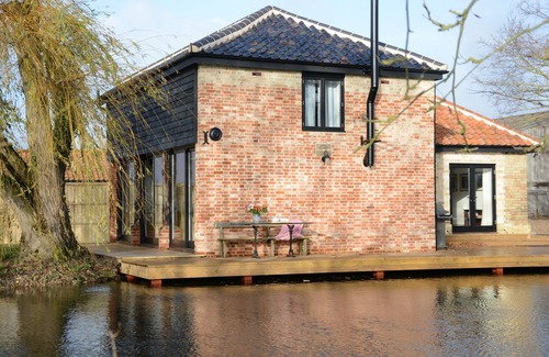 Sotherton Cottage | FISHPOND HOUSE, SOTHERTON, pet friendly, with hot tub in Halesworth