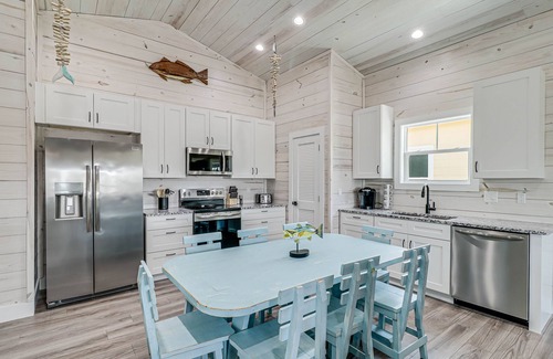 Palm Harbor House | Fishtastic! Waterfront,Community Pool,Walk to Bars, Restaurants and Pier!