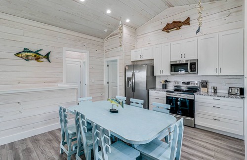 Palm Harbor House | Fishtastic! Waterfront,Community Pool,Walk to Bars, Restaurants and Pier!