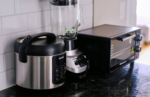 Irving Park East Apartment | Fitness Pad: Stylish 2BR with Gym in Chicago