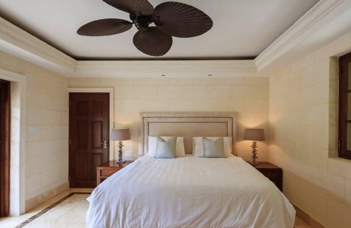 Plumtree Villa | Five Bedroom Luxury Ridge-front Property