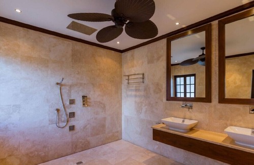 Plumtree Villa | Five Bedroom Luxury Ridge-front Property