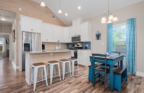 Rockport House | Five Oaks Cottage | Covered Porch + Close to Pier & Beach!