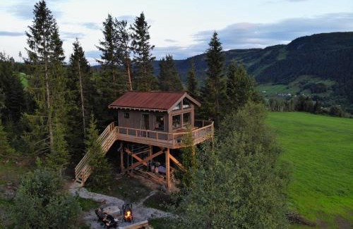 Al House | Fjellgla tretopphytte