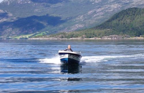 Kvinnherad House | Fjordhytte-1 ist eine schöne Hütte bei Ænes am Hardangerfjord mit grandiosem Fjordpanorama, 20 PS Motorboot mietbar