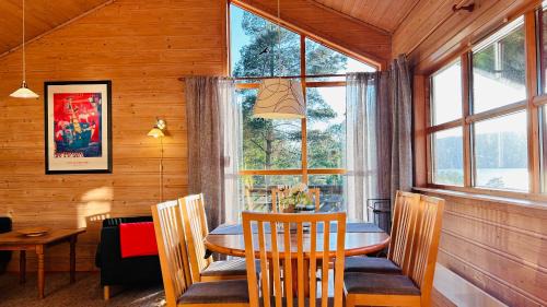 Kvinnherad House | Fjordhytte-1 ist eine schöne Hütte bei Ænes am Hardangerfjord mit grandiosem Fjordpanorama, 20 PS Motorboot mietbar
