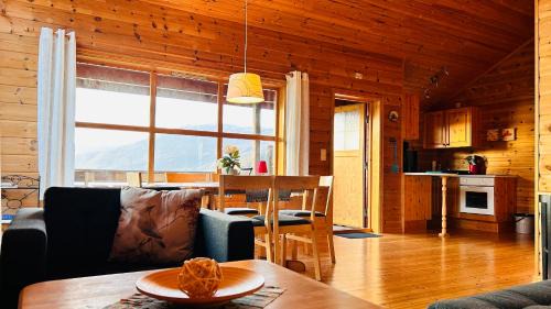Kvinnherad House | Fjordhytte-2 am Hardangerfjord, grandioses Fjordpanorama, 20 PS Motorboot mietbar!