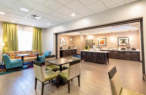 Pratt Hotel | Flag Point Inn and Suites Pratt by FairBridge