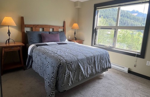 East Kootenay Condo | FLAGSHIP PANORAMA CONDO 2 bed 2 bath ski in/out Upper Village clean fee INC