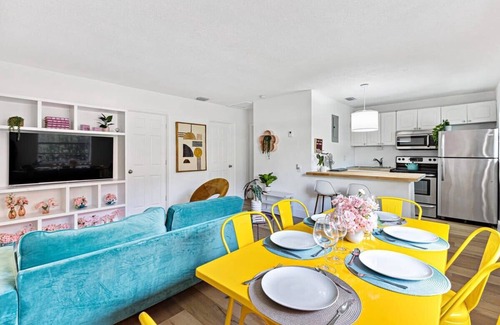 Tarpon River Condo | Flamingo Escape: Bright 2BR Near Riverside Beach