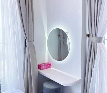 Hoang Hoa Apartment | Flamingo Hải Tiến, Deluxe Room Sea View, 2 phòng, ban công rộng và có bồn tắm massage