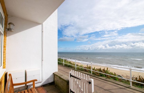 Southwold Apartment | Flat 1 Beach House, 4 East Cliff