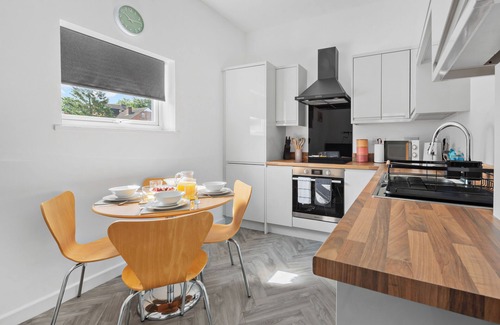 Lower Wick Apartment | Flat 2 - Lovely apartment close to shops and public transport.