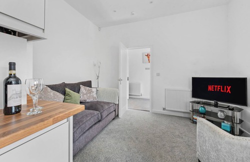 Lower Wick Apartment | Flat 2 - Lovely apartment close to shops and public transport.