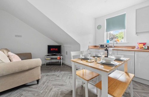 Lower Wick Apartment | Flat 3 - Ensuite bedroom, close to local shops and Worcester City Centre