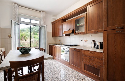 Sestri Levante Apartment | Flat in Sestri Levante with private garden and hill view