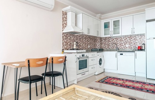 Mahmutlar Apartment | Flat w Pool and Sea-view Balcony, 1 min to Beach