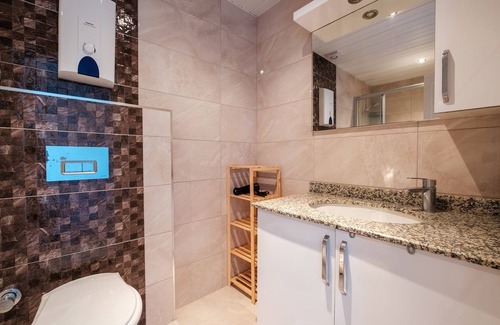 Mahmutlar Apartment | Flat w Pool and Sea-view Balcony, 1 min to Beach