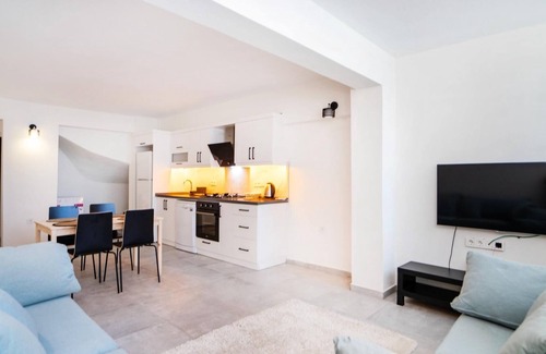 Hisaronu Apartment | Flat w Shared Pool and Balcony 10 min to Oludeniz