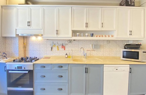 Uskudar Apartment | Flat with Bosphorus View and Backyard in Uskudar