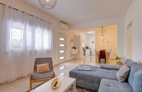 Valtura Apartment | Flat with large garden, play area