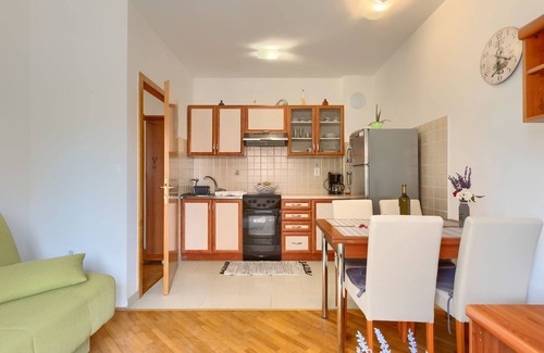 Valdebek Apartment | Flat with WLAN, air conditioning, balcony