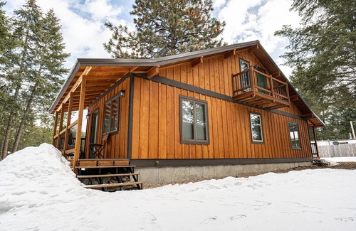 Woods Bay Cabin | Flathead Bear Getaway Cabin - 1 mile to a Flathead Lake Beach