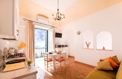 Praiano House | FLATIRON APP 2 - CHARMING APARTMENT WITH STUNNING SEA VIEW -Sosòre Holiday Homes